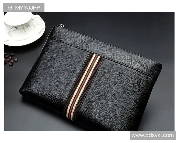 足球明星时尚风采大揭秘手拿包视频展现独特魅力与个性